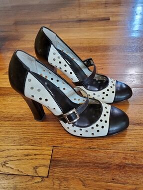Guess Vintage Pin-up Girl Heels